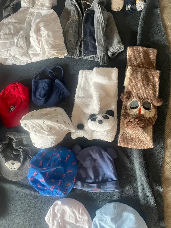 Lot de vêtements et accessoires 6 mois - photo numéro 3