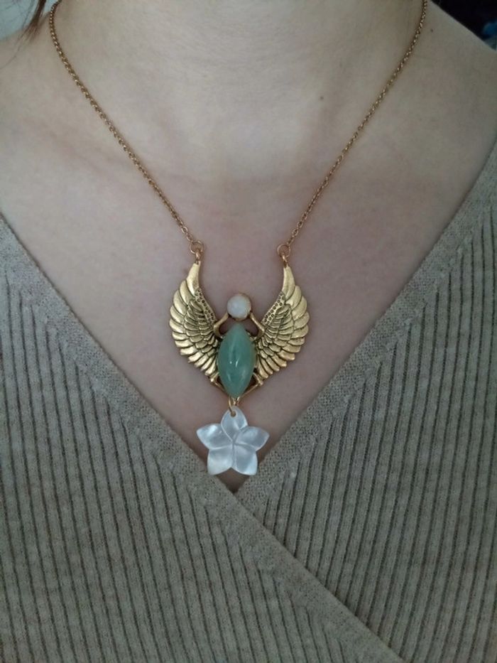 Collier scarabée, pierres semi précieuses et fleur nacrée - photo numéro 7