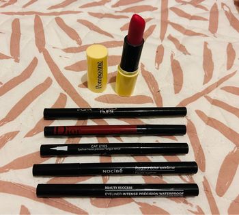 Lot de eyeliners et rouge à lèvre