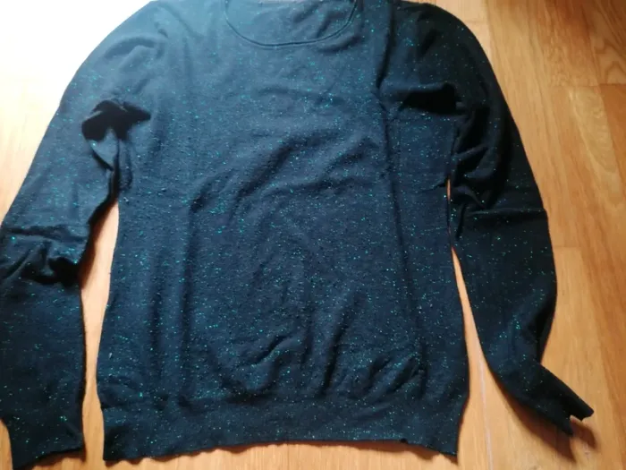 Pull noir avec brillant paillette vert