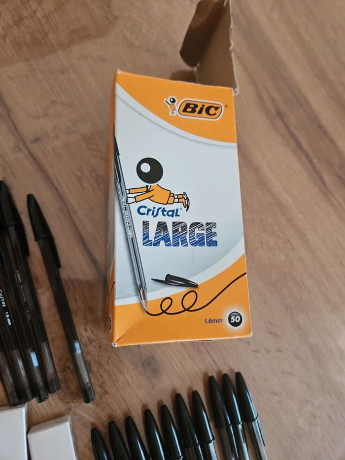 Lot fournitures scolaires 37 stylo noir bic et 8 gomme neuve - photo numéro 2