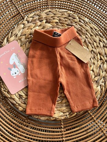 Pantalon tape-à-l’œil en taille un mois neuf