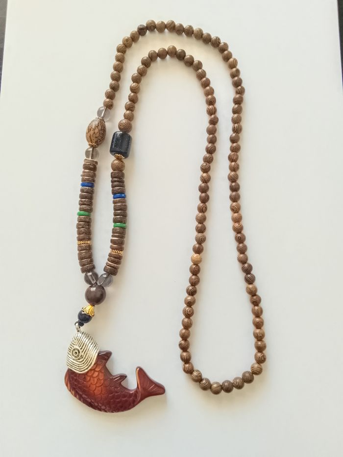 Collier perles en bois + pendentif poisson - photo numéro 4
