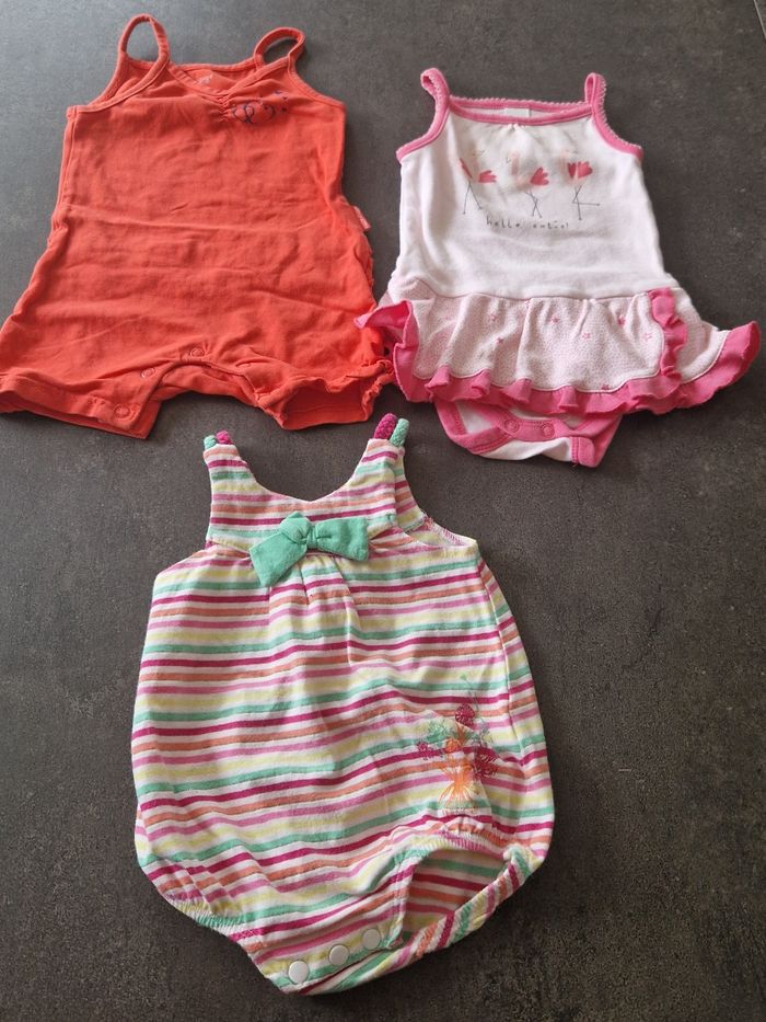 3 barboteuses 6 mois tbe