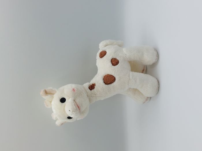 Peluche doudou Sophie la girafe VULLI 25 cm beige marron écru