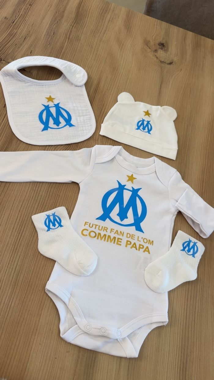 Ensemble cadeau de naissance bébé foot om papa Marseille bb  bodie manche longue bonnet bavoir et chaussettes
