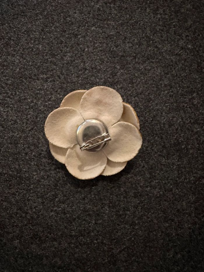Broche vintage vinyle beige fleur - photo numéro 3