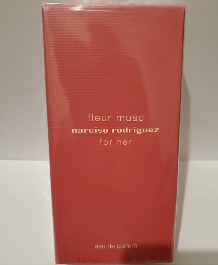 Narciso for her