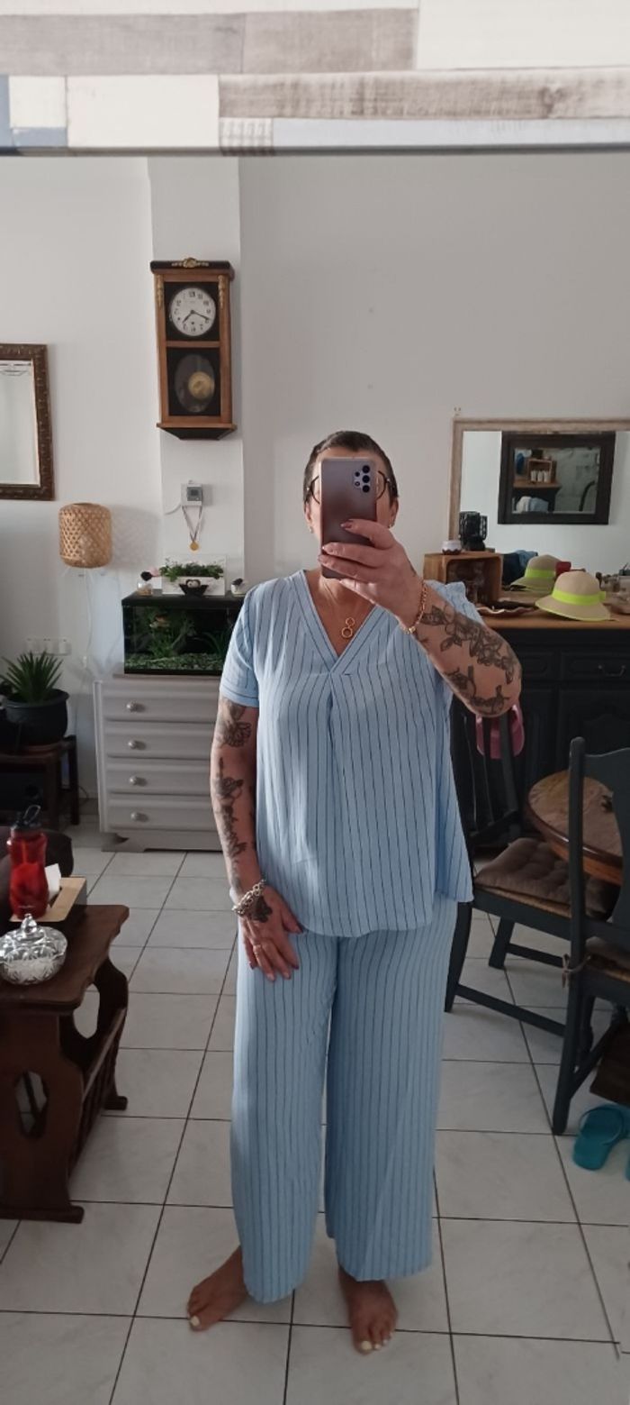 Très joli ensemble femme T U lisez bien l'annonce surtout