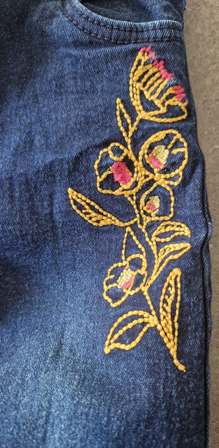 2 pantalons jeans 2 tuniques 4 ans tbe - photo numéro 5