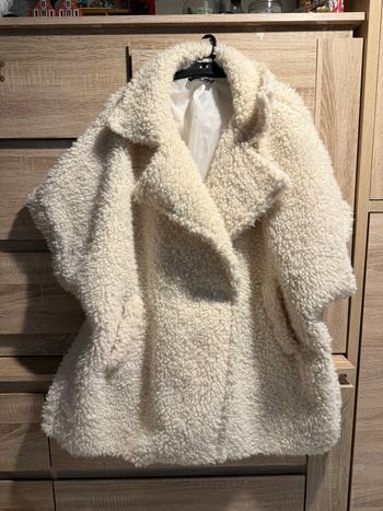 Veste sans manches moutonnée et doublée très chaude  Deux poche  Ouverte sur les côtés  Fermeture bouton Idéale dessus d’une veste jeans ou gros pull