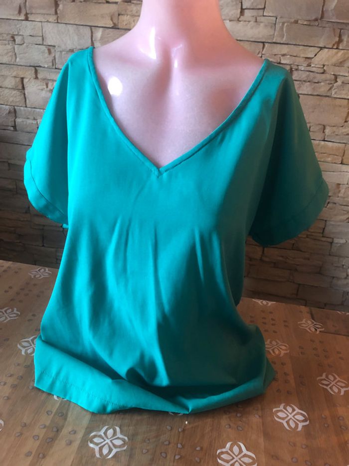 Haut vert taille 36 mais plutôt un 38.