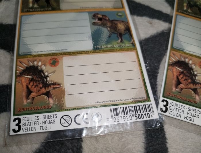 Lot de trois paquets étiquettes "Dinausaures" 27 au total  neufs - photo numéro 3