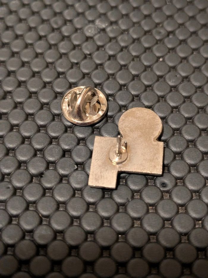 Pin's planète Terre on t'aime - photo numéro 2