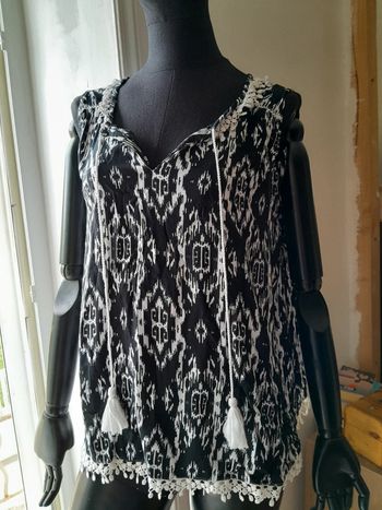 Haut motif éthique noir et blanc cordon et pompons au col broderie