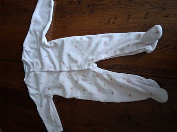 Pyjama en velours rose clair, motifs libellules et papillons avec ouverture par devant de marque Nou