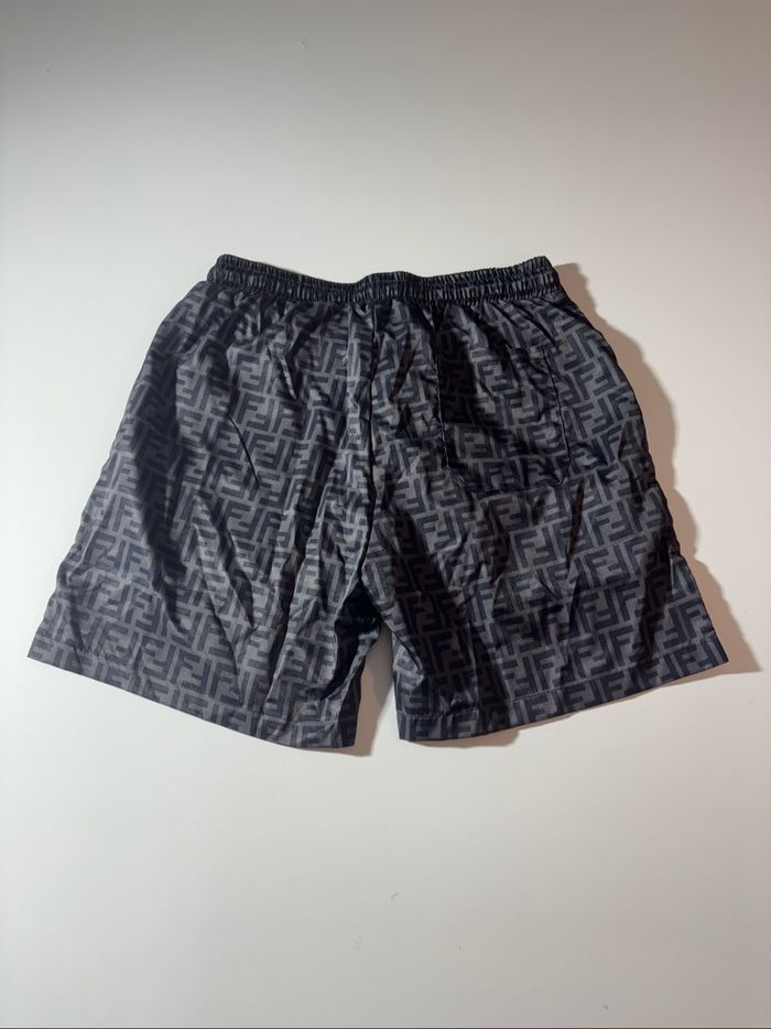 Short fendi neuf avec étiquette - photo numéro 7