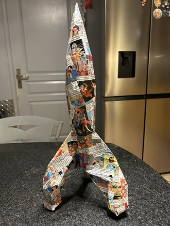 Statue fusée Tintin imprimé tintin, objectif Lune