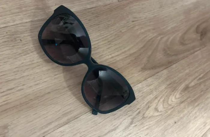 Lunettes de soleil Lacoste modèle L614S couleur 424 BLEU marine