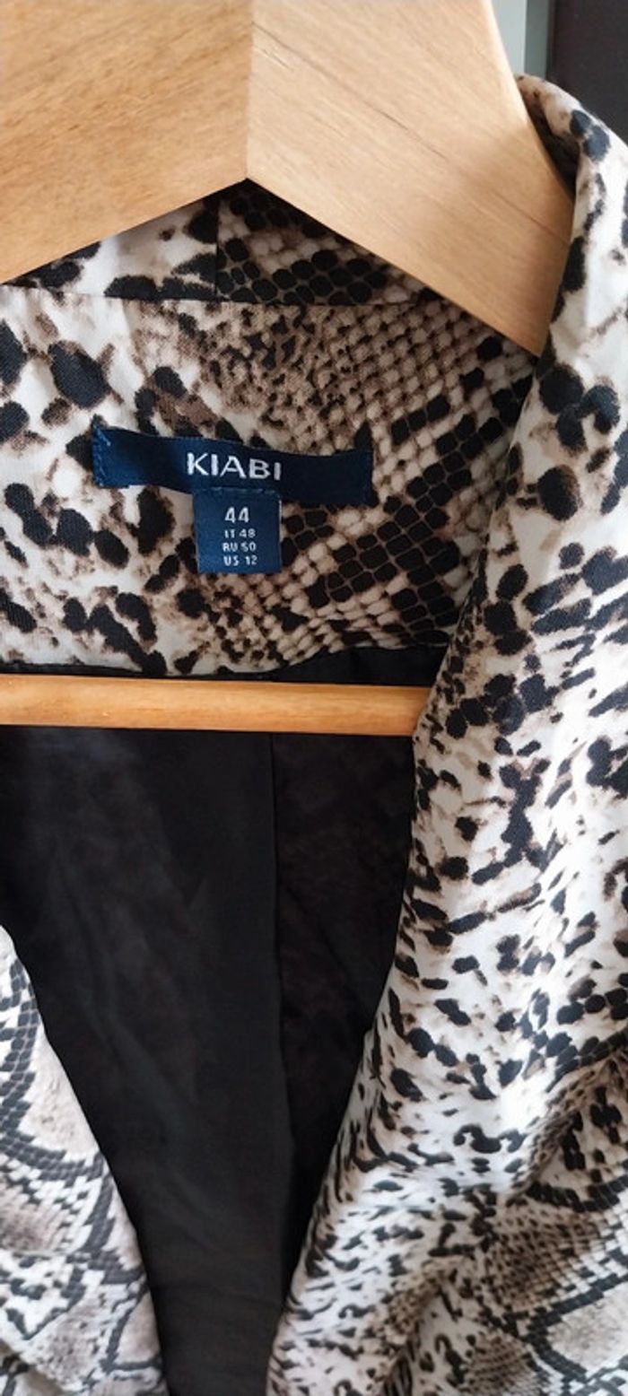 Joli blazer Kiabi neuf jamais porté taille 44. Motifs python.  Porté ouvert. - photo numéro 2
