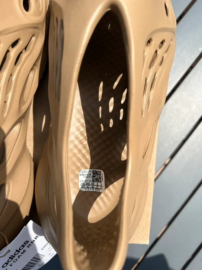 Yeezy Adidas Foam RNR - taupe - taille 42 - photo numéro 2