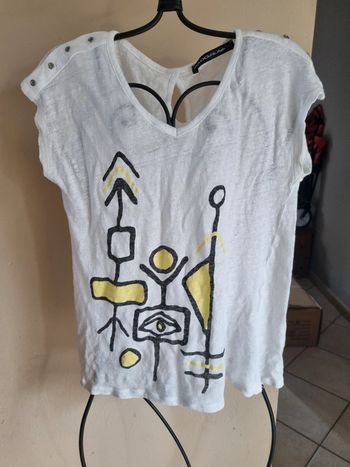 T-shirt blanc avec dessins noirs et jaunes
