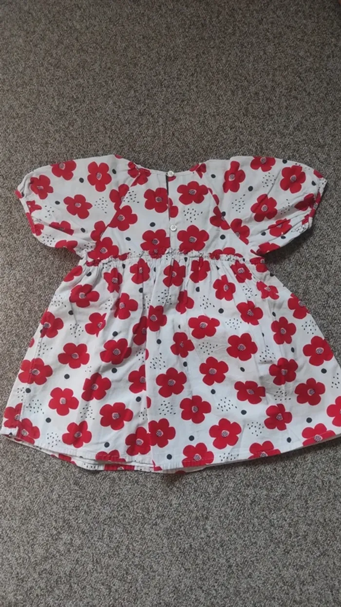 Très jolie robe 3 ans à fleurs rouges - photo numéro 4