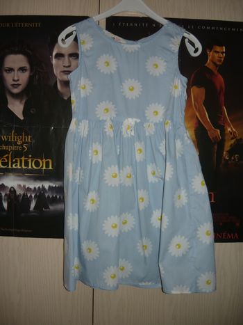 Robe bleue à fleurs taille 128