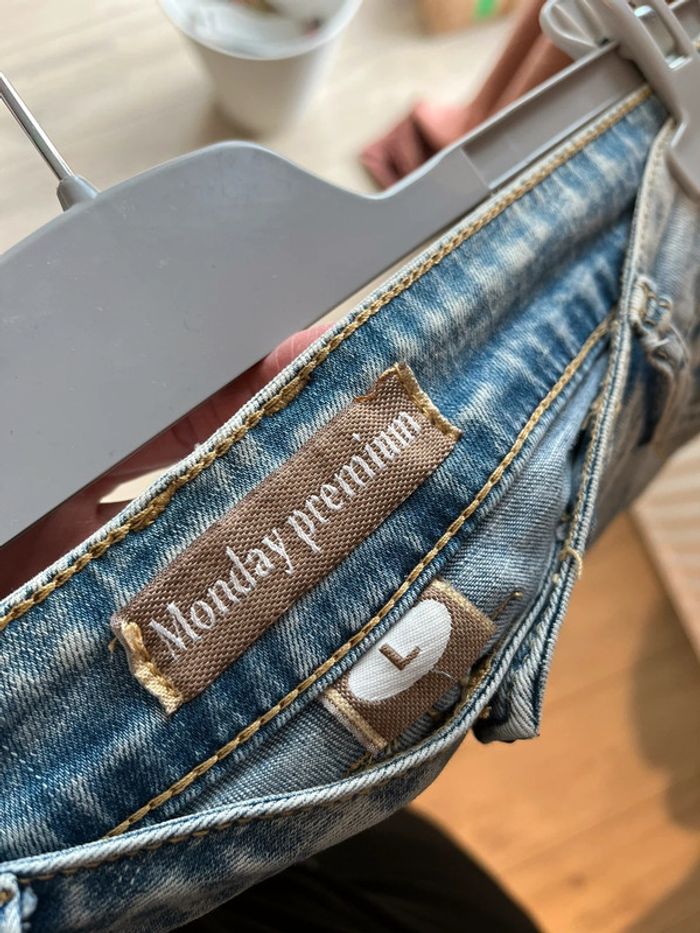 Jeans troué - photo numéro 3