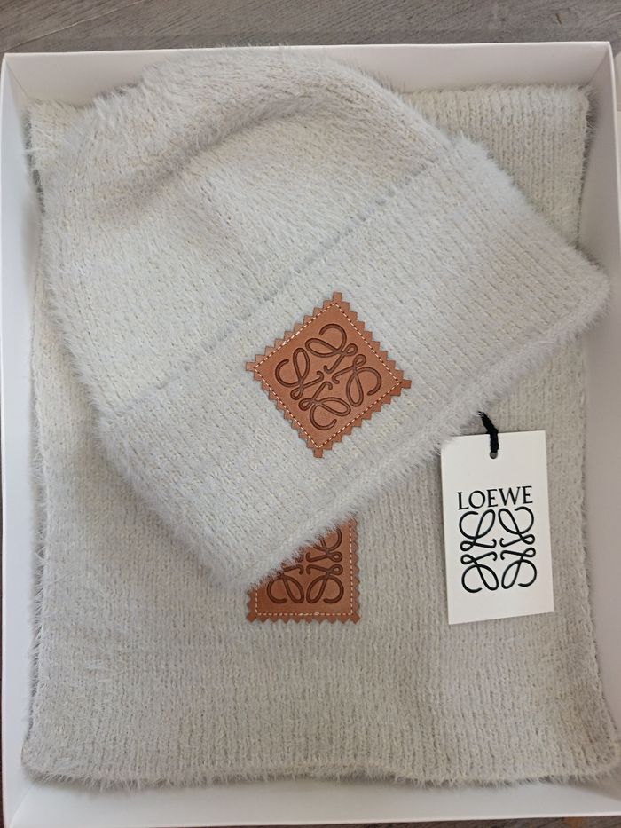 Ensemble bonnet plus écharpe neuf en laine
