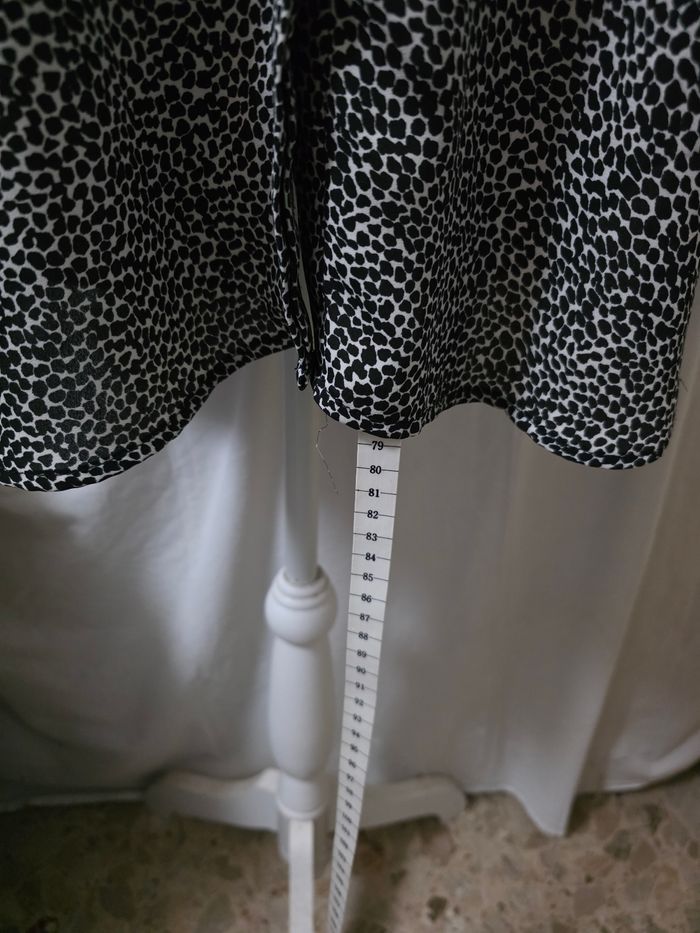 Chemisier long, noir&blanc façon léopard, neuf , en polyester, largeur d'épaule 45cm, largeur sous bras 56cm, longueur 79cm, marque H&M = 10€ - photo numéro 4