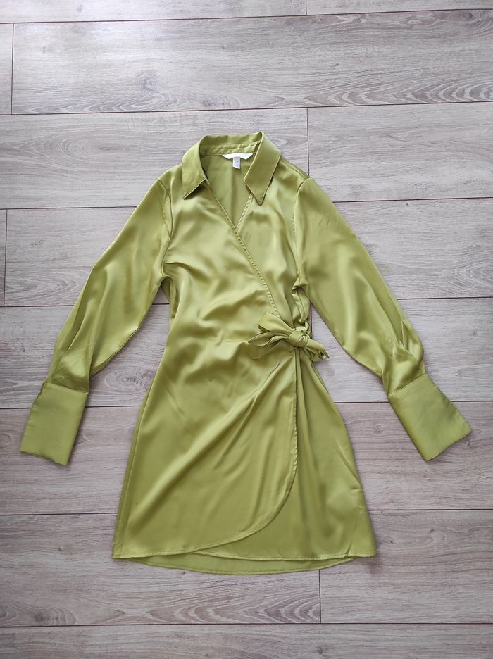 Robe portefeuille satinée H&M verte taille XS 34
