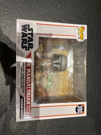 Pop Star Wars, the Mandalorian avec son enfant