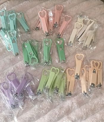 Lot de 40 coupes ongles encore sous blister 