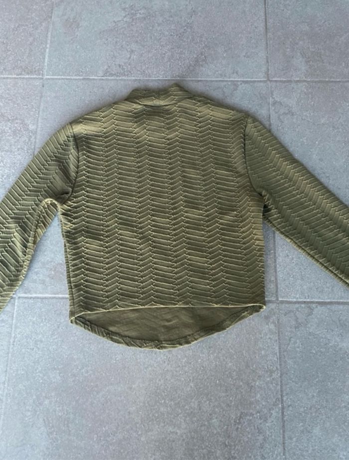 Crop top/ Haut à manches longues texturé vert kaki - photo numéro 4
