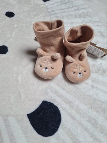 Chaussons 0-3 mois.