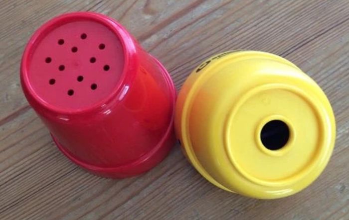 Lot 2 gobelets pour jouer avec l'eau