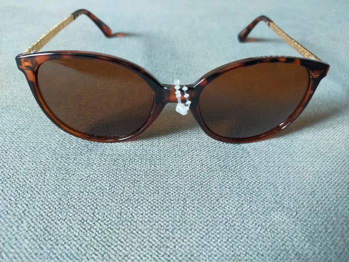 Lunettes de soleil ambrées chic – Neuves - photo numéro 2