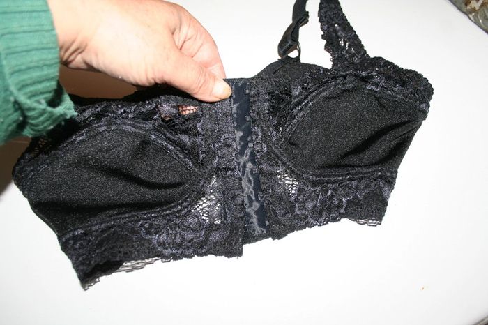 🌸Soutien gorge à dentelle noire  90 B  Blanche porte " Neuf avec étiquette  🌸
