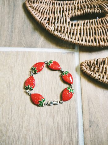 🍓Joli bracelet avec breloques fraises et fermoir