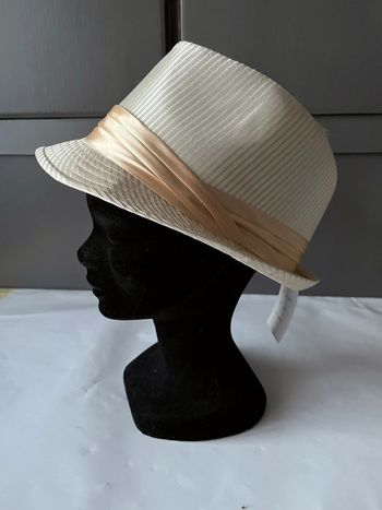 Chapeau couleur beige doré satiné taille 56 cm