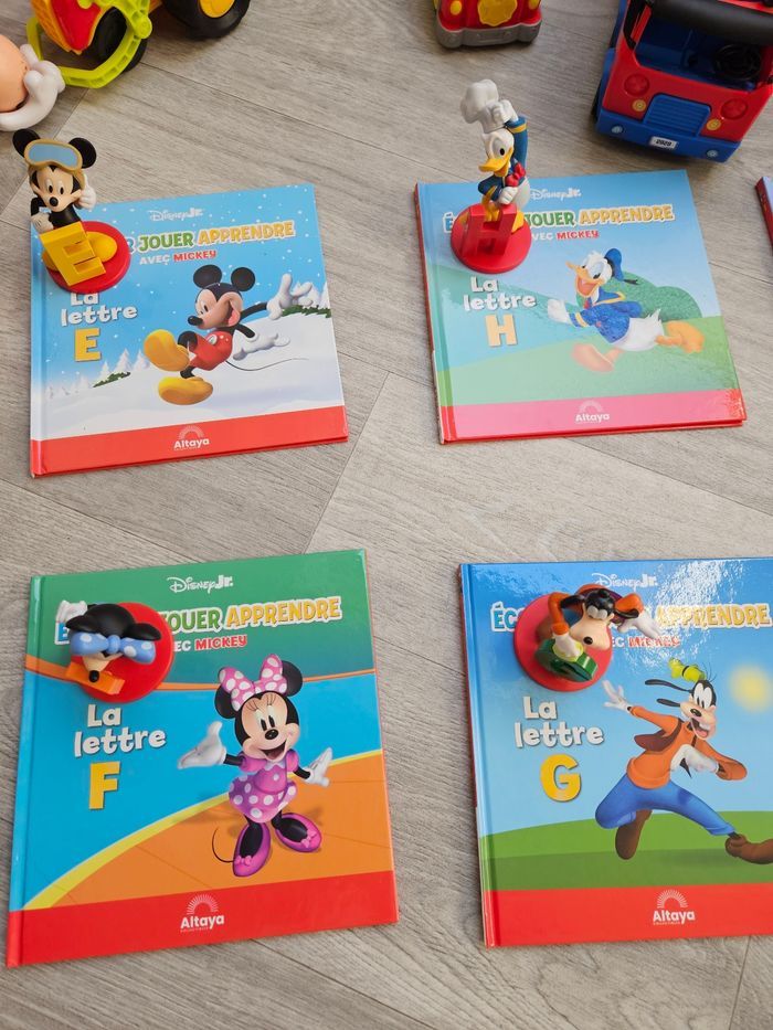 Lot 8 livres et figurines avec son enceintes - photo numéro 1