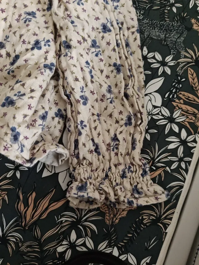 Chemise manches longues Zara 104cm beige à fleurs bleues - photo numéro 3