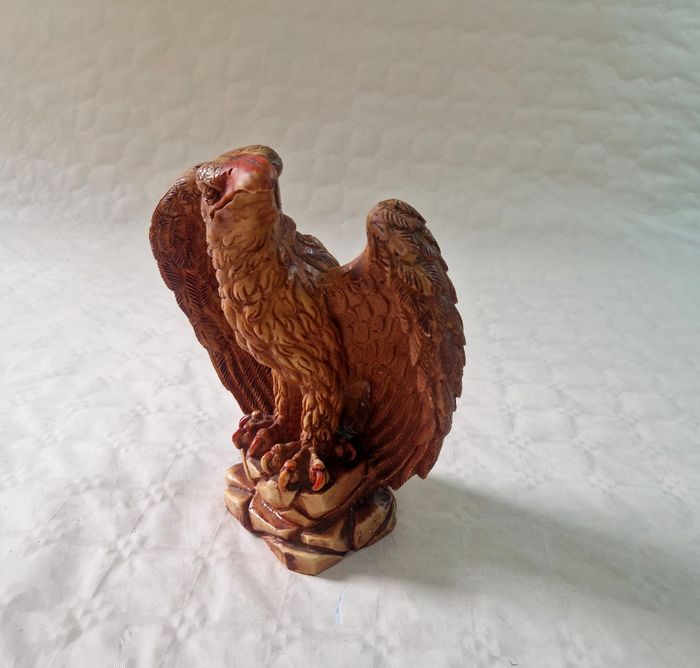 Statuette  , Aigle royal  en albatre vernissé - photo numéro 2