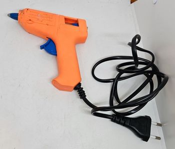 Pistolet à colle.
En l'état.