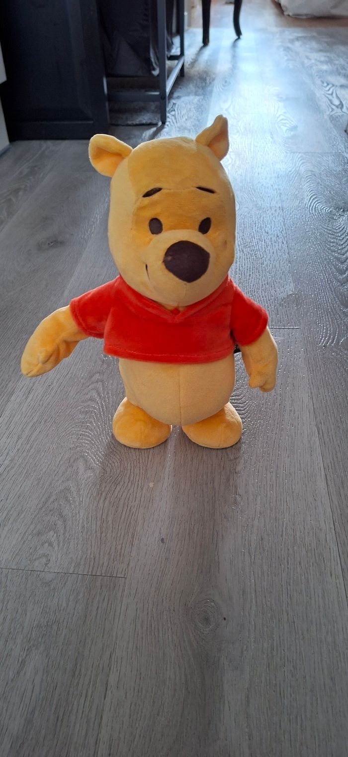 Peluche Winnie l'ourson,marche,parle et chante