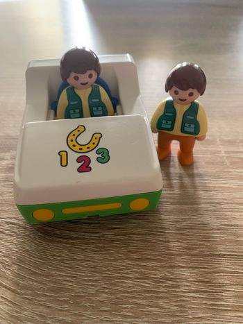 Voiture et 2 playmobil 1 2 3