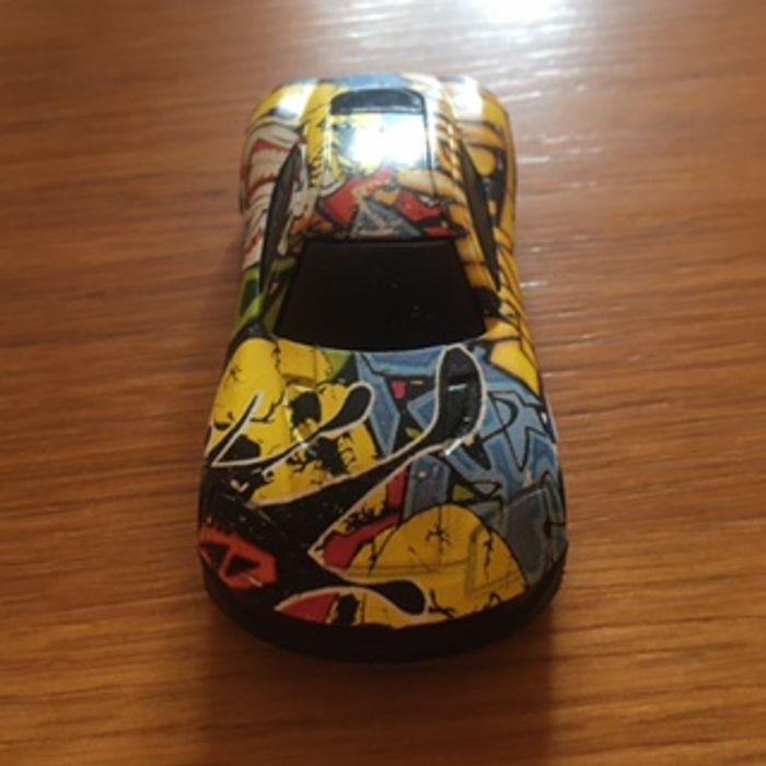 voiture de jeu couleur bariolée