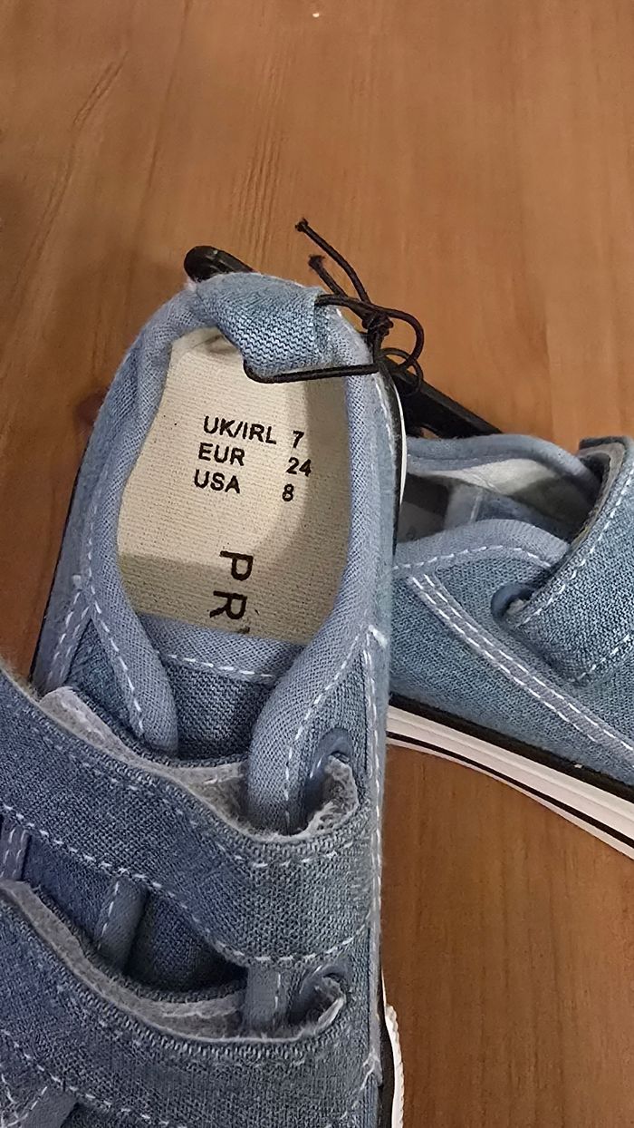 NEUVES (non portées) 💙🤩😍🥰🏷superbes baskets toiles pointure 24 mixtes - photo numéro 3