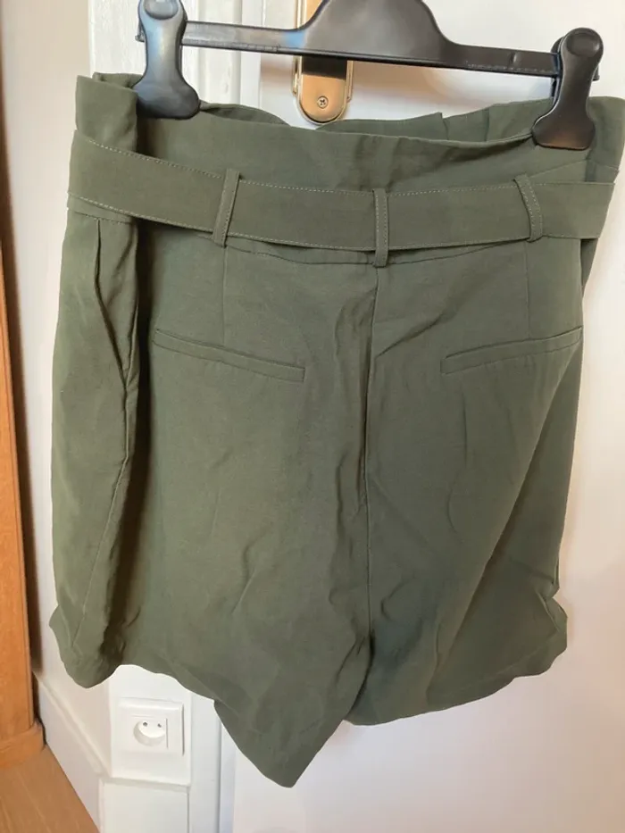 Short taille haute kaki Naf Naf taille 42 - photo numéro 4